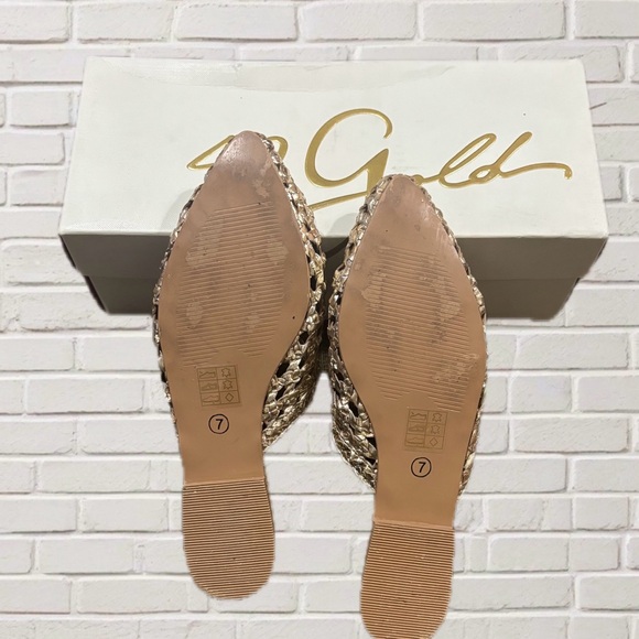 42 Gold Charmed Woven Metallic Gold Leather Mules Flats Slides Size 7 With Box - Picture 5 of 6